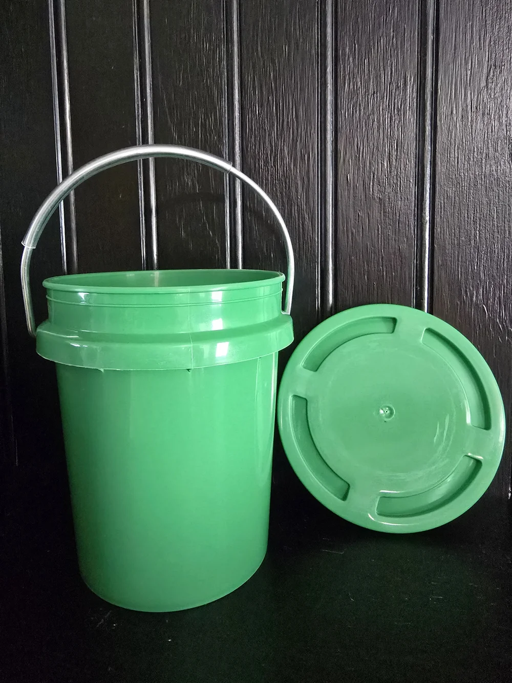 Mini Green Plastic  Bucket with Lid and Handle